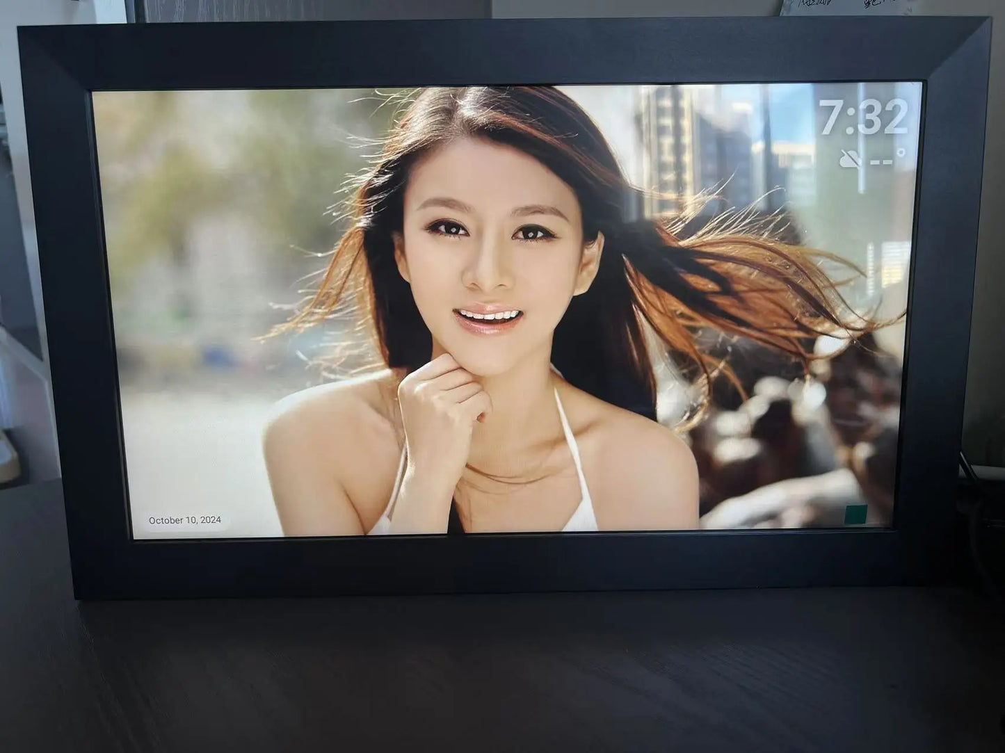 15.6 inch built in 32GB/ 64GB WiFi Large touch ips digital photo frame 1920*1080 WiFi Smart Frame Share Photos Videos via frameo