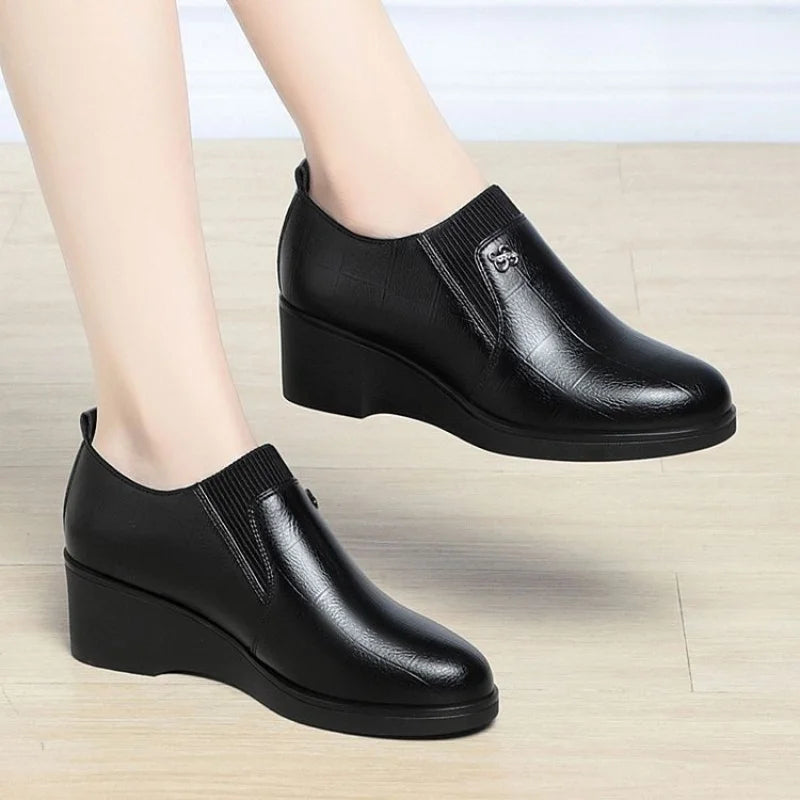 2025 Autumn/Winter Women's Low-Heel Mom Shoes - Elastic Deep-V Short Boots, Comfortable Soft Sole for Dress Matching