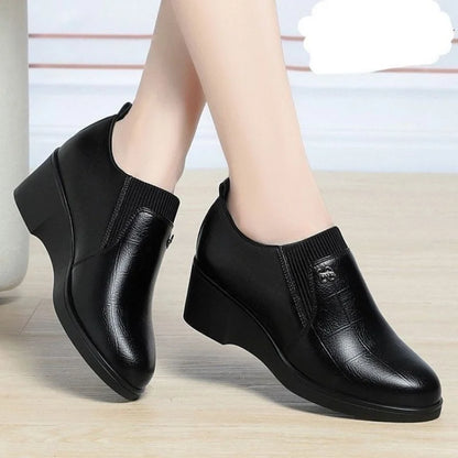 2025 Autumn/Winter Women's Low-Heel Mom Shoes - Elastic Deep-V Short Boots, Comfortable Soft Sole for Dress Matching