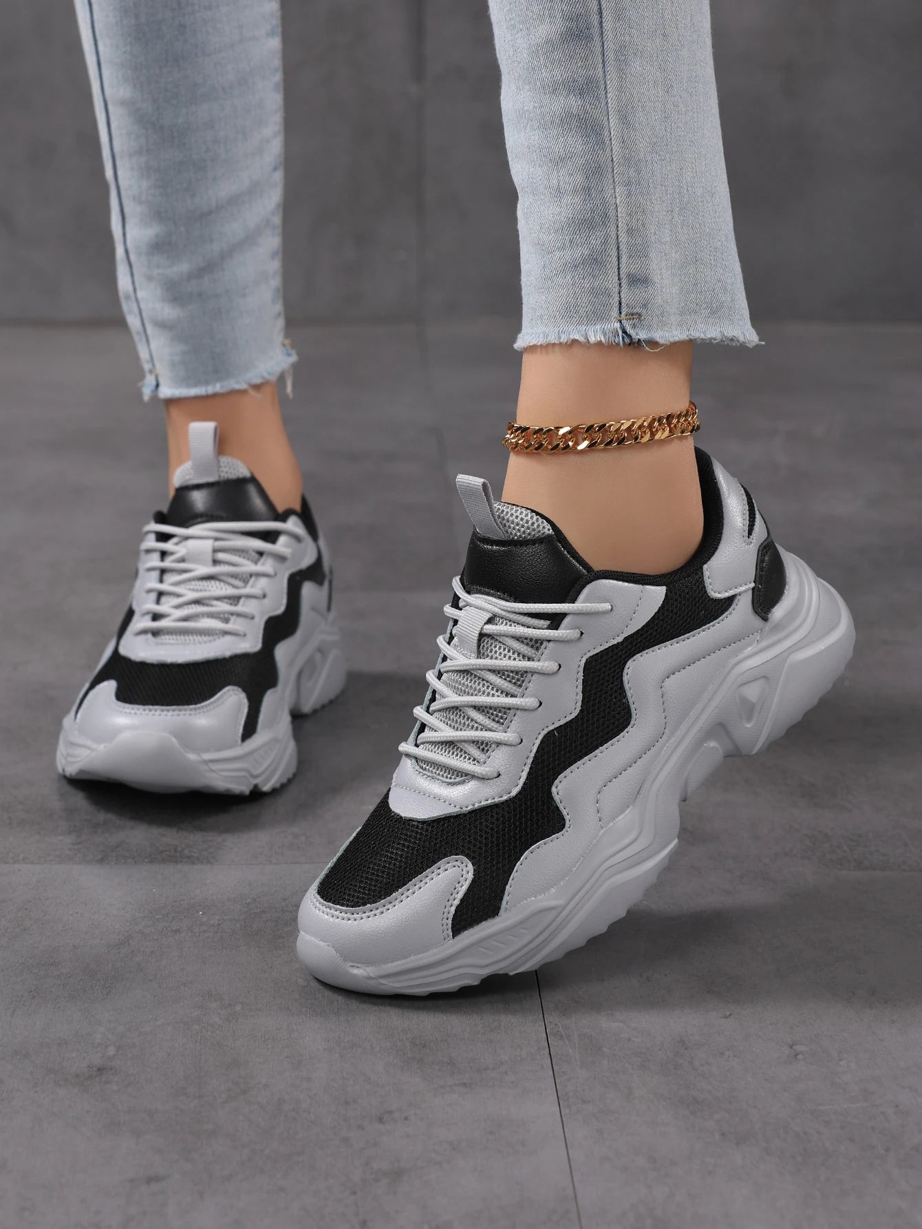 Lightweight Mesh Breathable Women's Sneakers Versatile Casual White Shoes for Comfortable Wear