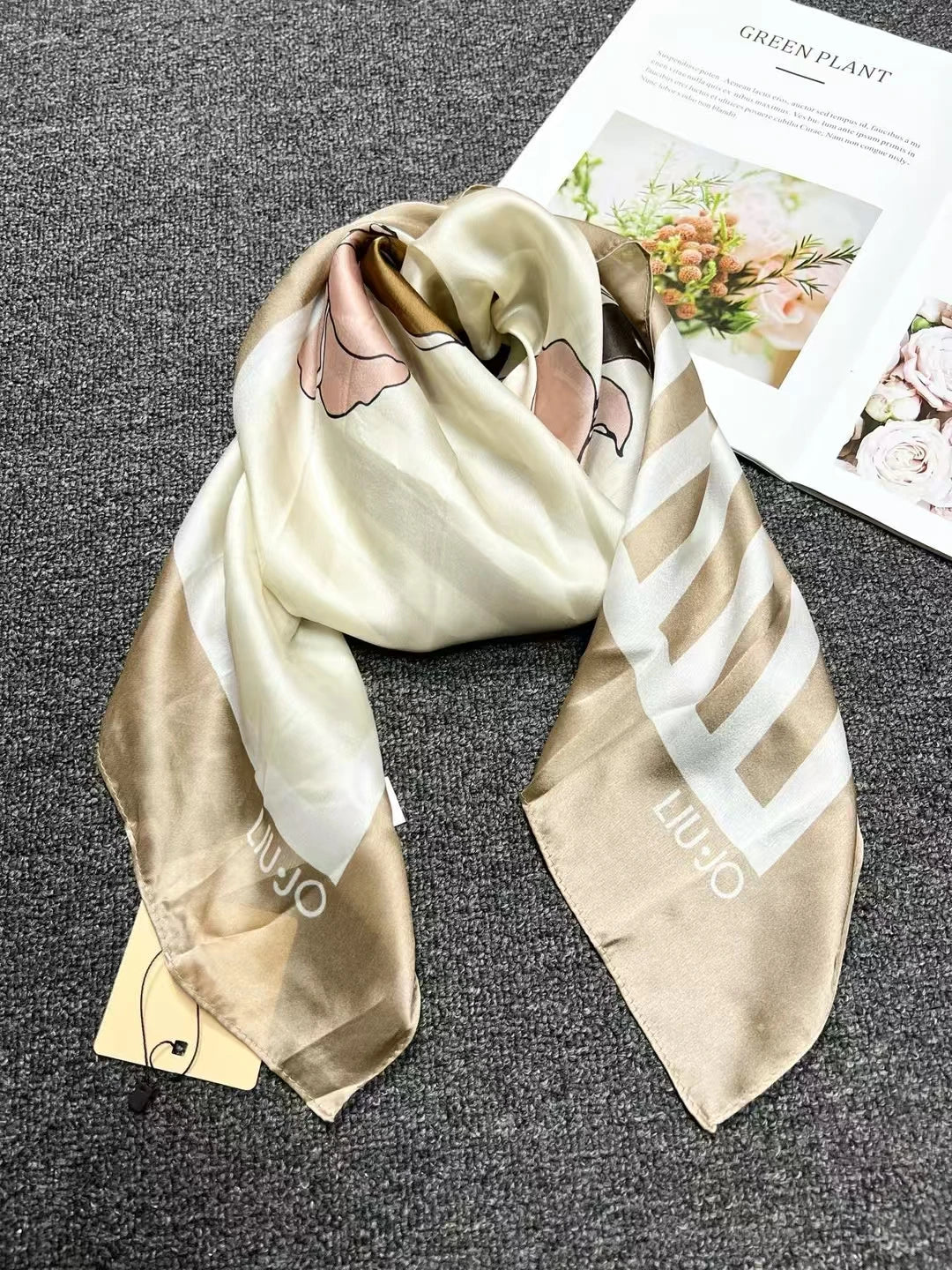 Foreign trade original single Italian autumn and winter new fashion brand printed light luxury shawl scarf